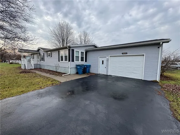 6250 Bayview Sta, Newfane, NY 14108
