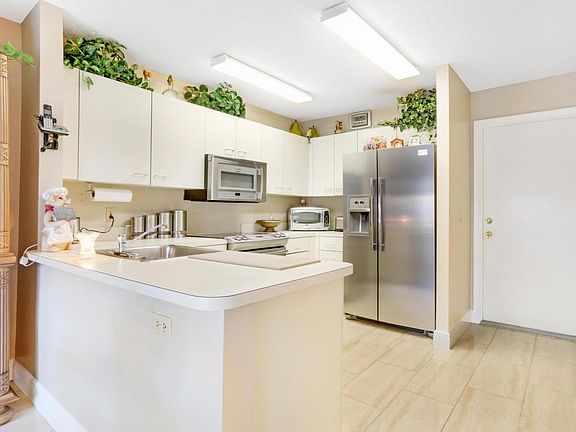 5th image of 9815 Watermill Cir APT E