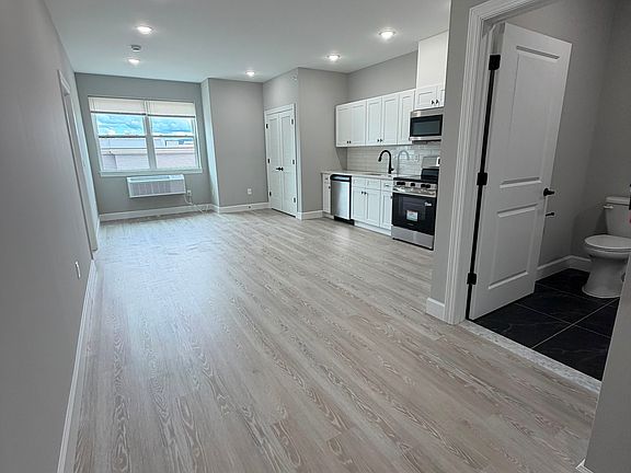 5th image of 168-170 Fair St #202