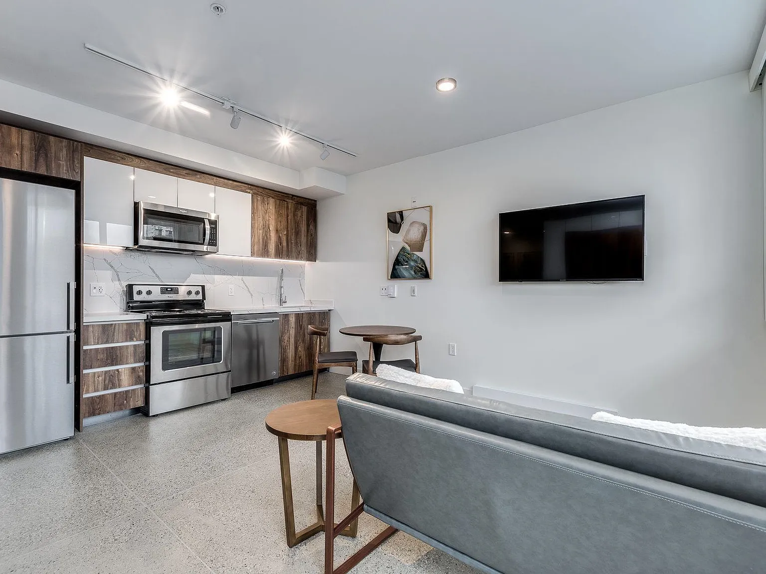 Studio, 406 sqft, $2,690 — Photo 2