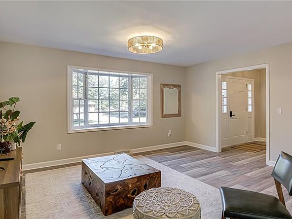5th image of 4502 Bromley Dr