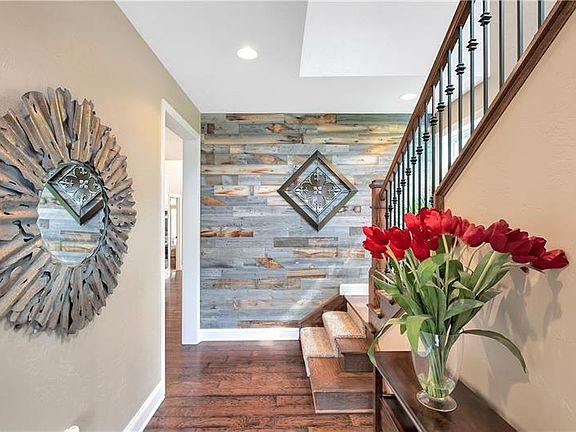 4th image of 100 Meadow Ct
