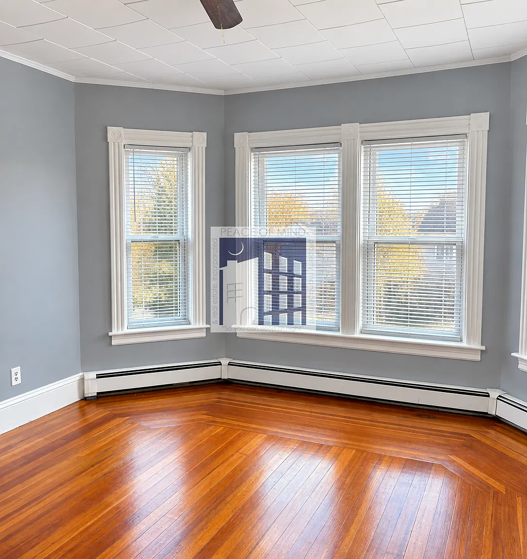 Lovely First Floor Unit with Hardwood Floors HHW Included only 1450 — Photo 1