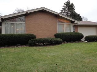 200 White Sand Ln, Racine, WI 53402