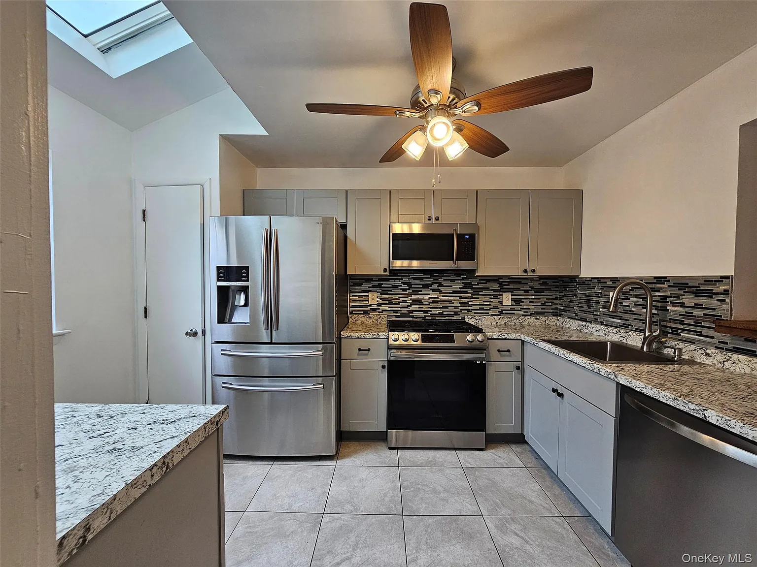 3 bed, 1.5 bath, 1324 sqft, $2,600 — Photo 3