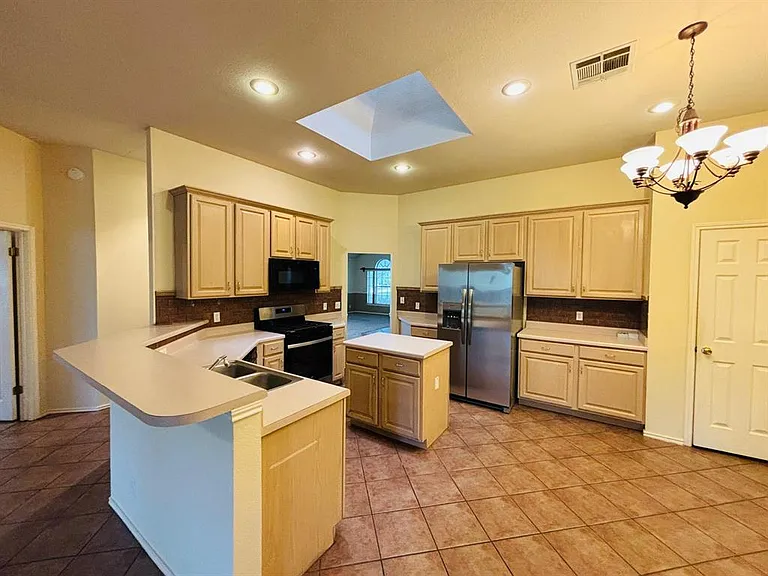 8102 Lerwick Ln — Photo 5