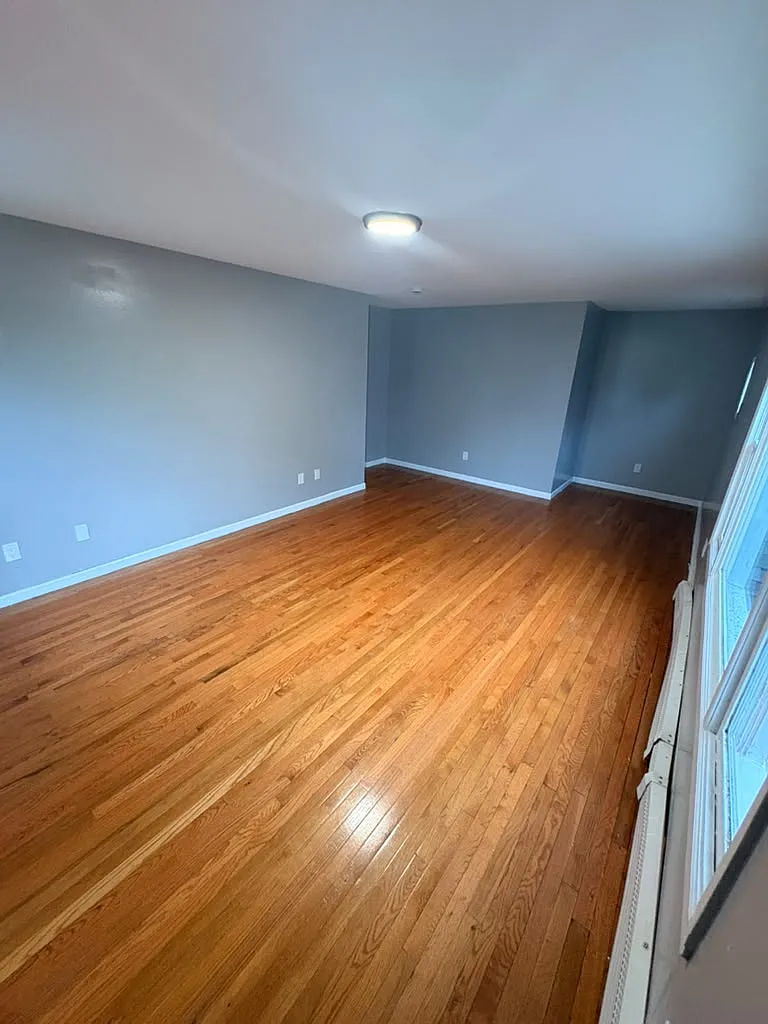 3 bed, 1200 sqft, $2,100 — Photo 2