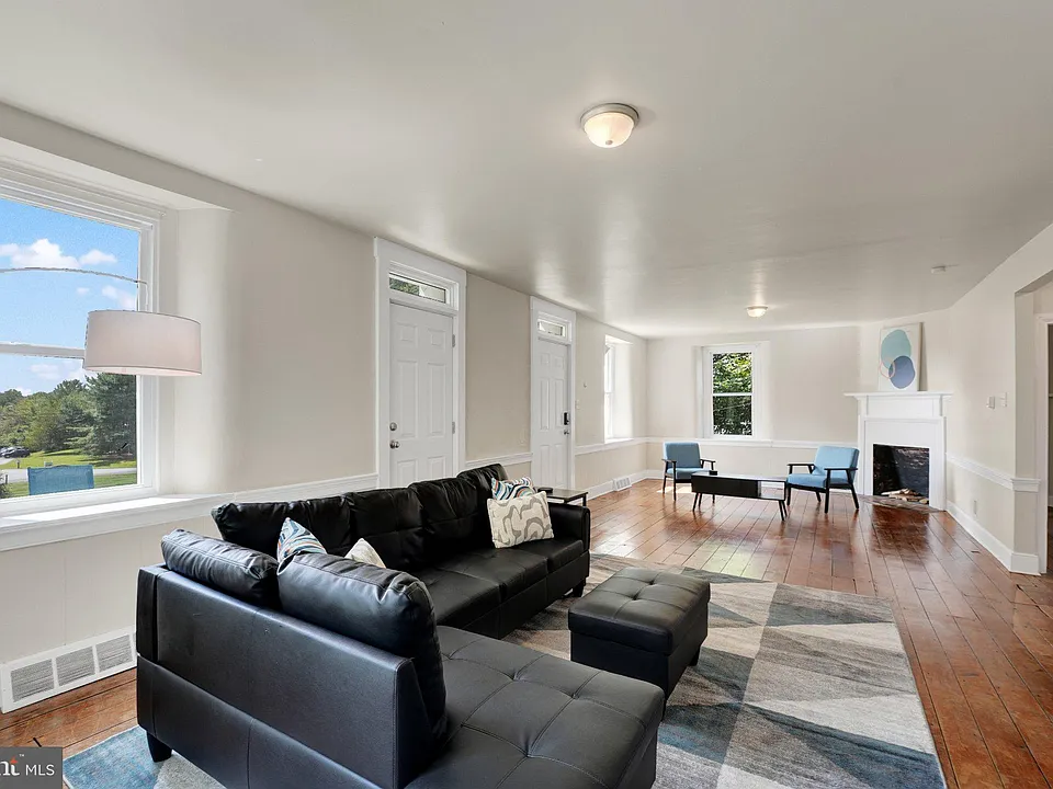 211 Gale Ln