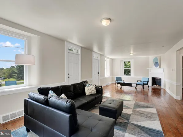 211 Gale Ln, Kennett Square, PA 19348