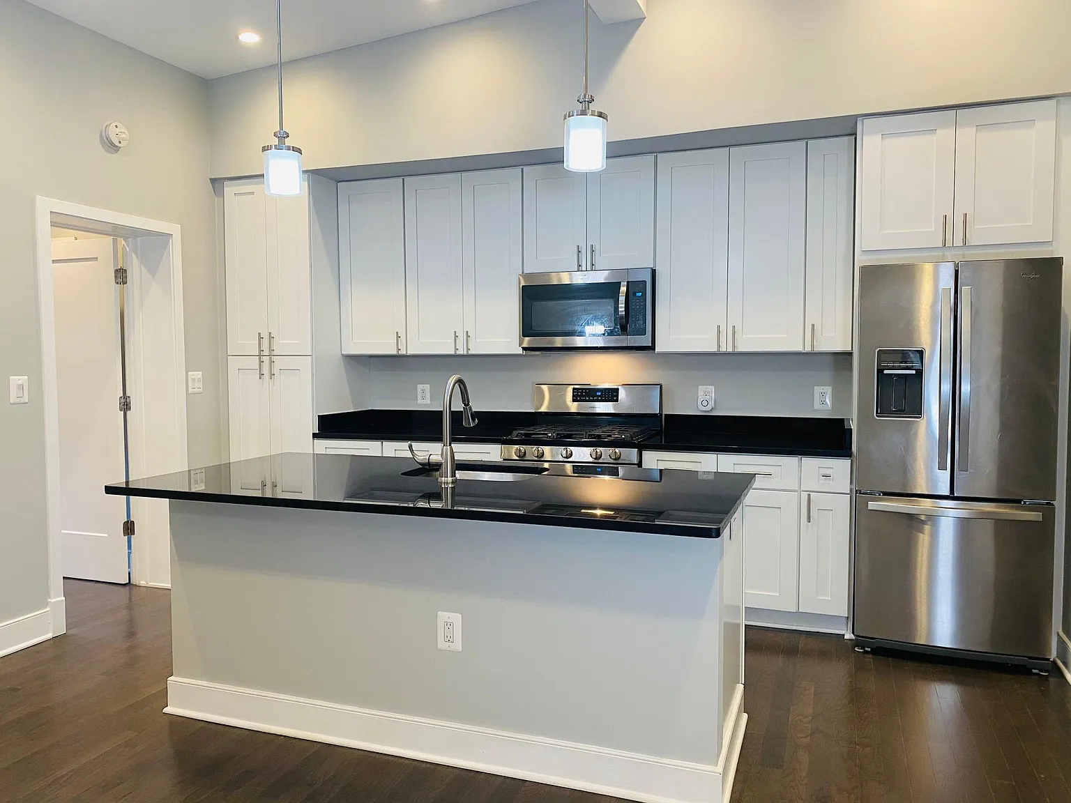 2 bed, 767 sqft, $2,200 — Photo 2
