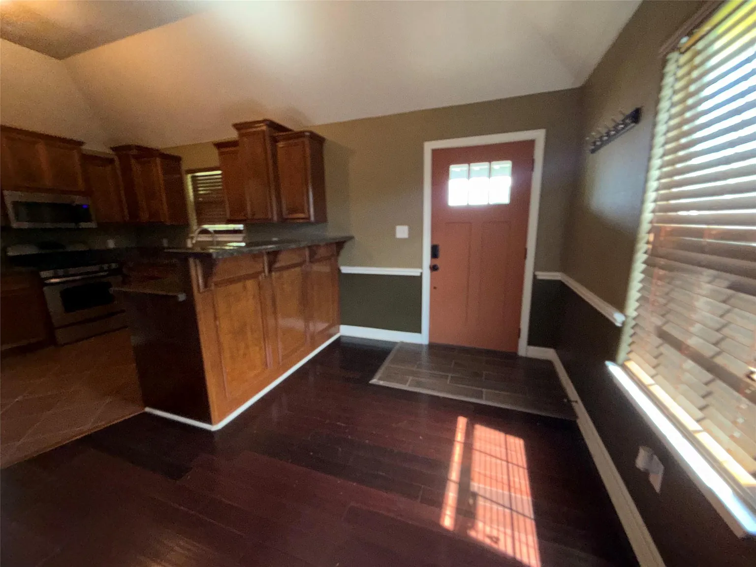 1 bed, 1.0 bath, 741 sqft, $1,200 — Photo 4