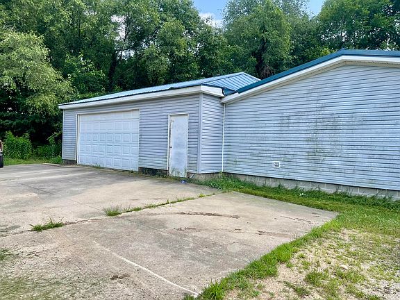 3rd image of 13830 Riverside Dr