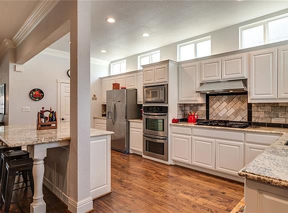 5th image of 4916 Birchman Ave