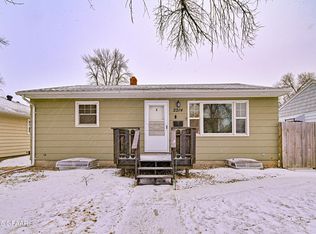 2214 6th Ave N, Grand Forks, ND 58203