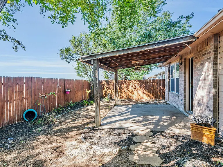 2124 Blanco Ln — Photo 23