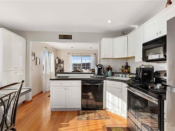5th image of 702 Orchard Hill Ln