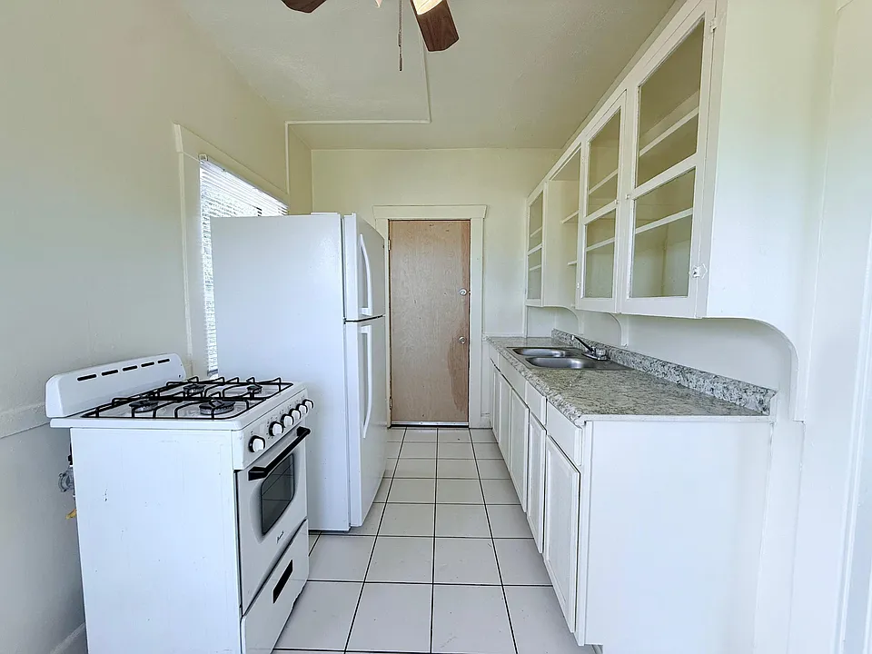 2010 Broward Ave #12