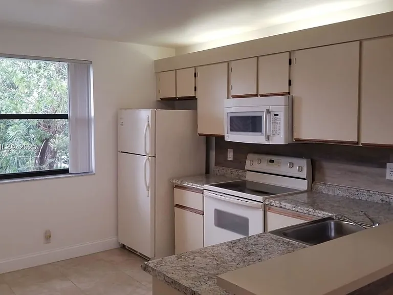 10121 W Sunrise Blvd #306 — Photo 5