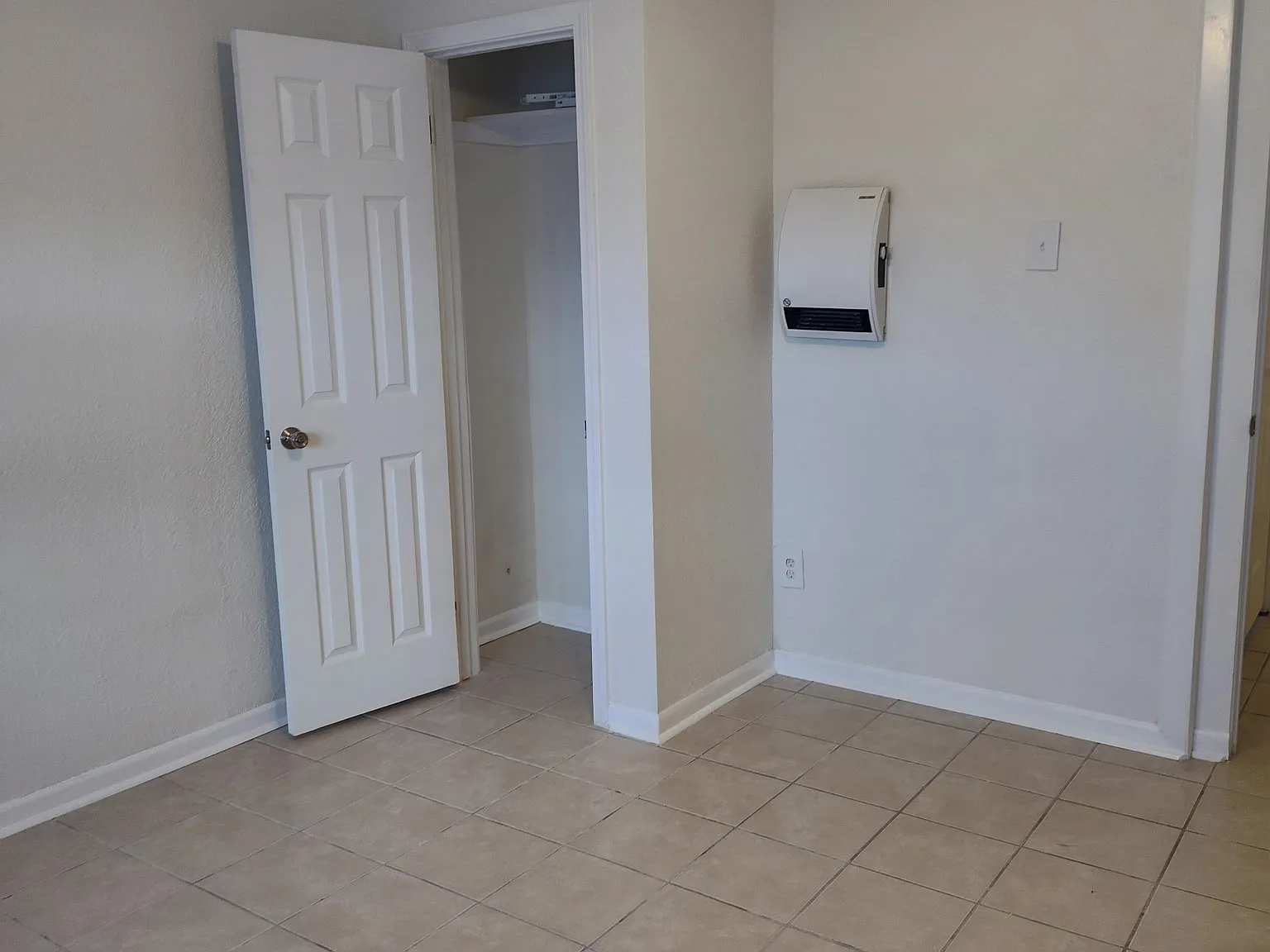 3 bed, 1000 sqft, $1,568 — Photo 4