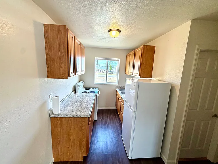 920 Winchester Ave — Photo 4