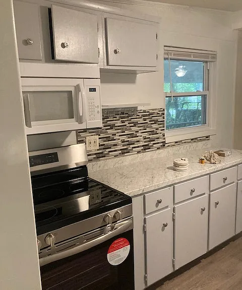 Kitchen
new 5 burner, steam clean, glass top
oven, new countertops