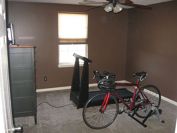 Large master sweet w/ new carpet. 12' x 15'