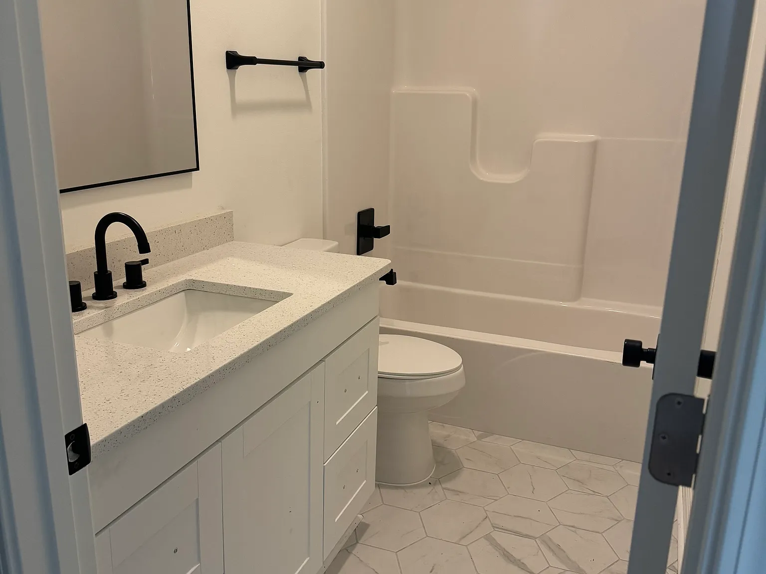 5 bed, 3000 sqft, $1,900 — Photo 4