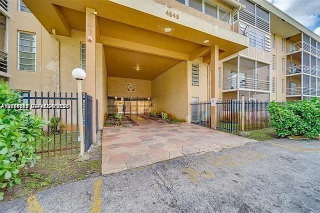 Town Square Condo — Photo 2