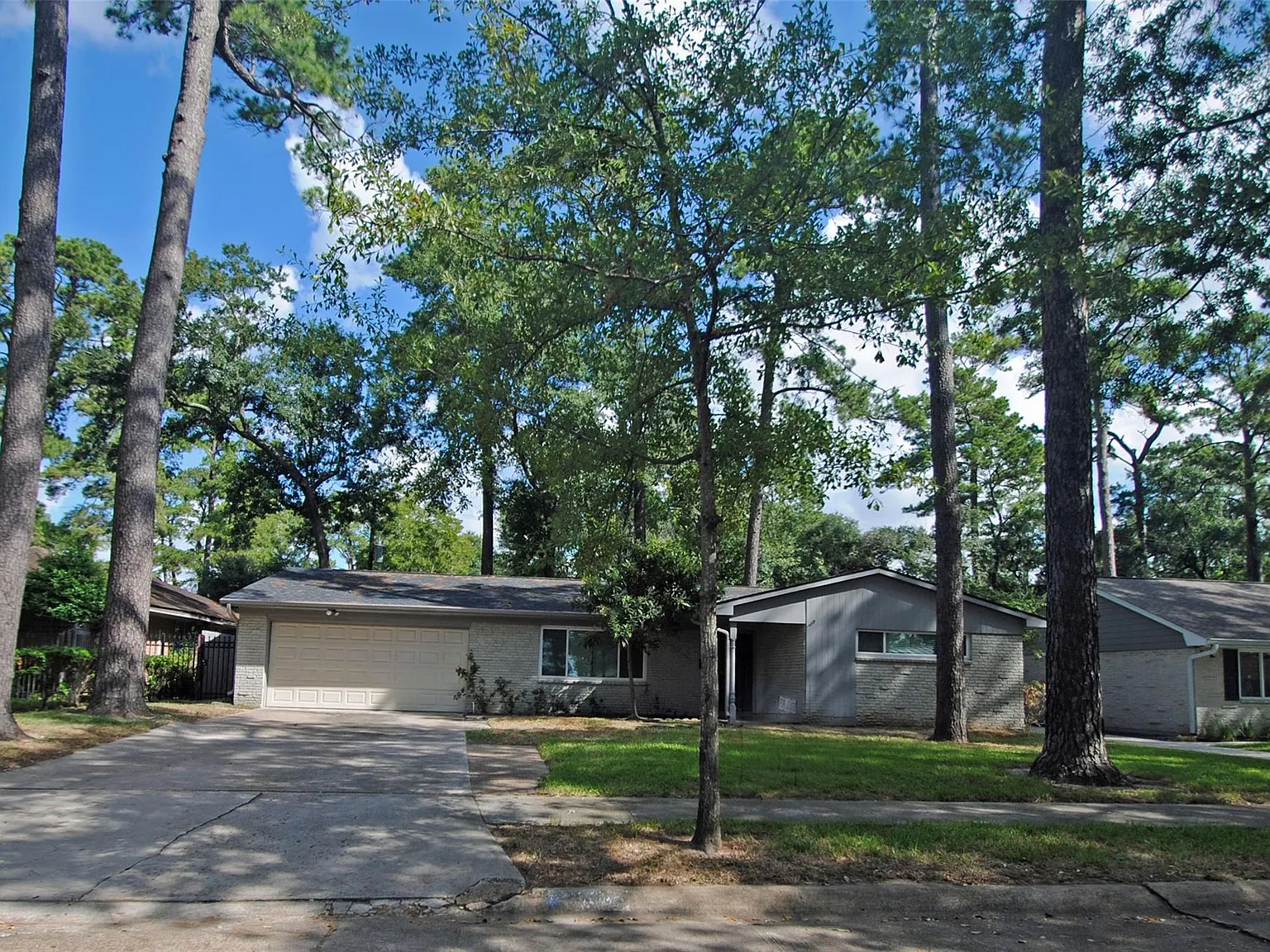 3 bed, 2.0 bath, 1902 sqft, $2,300 — Photo 3