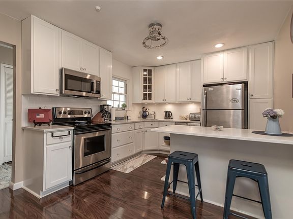 2nd image of 46 Chippendale Dr #46