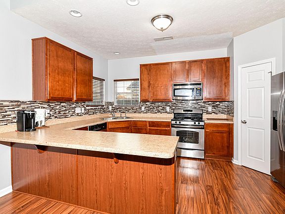4th image of 971 Retford Dr