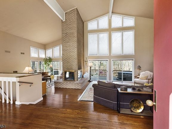 3rd image of 4 Timber Ridge Dr