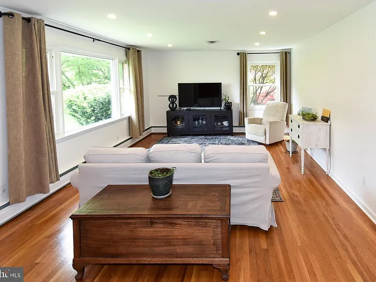 2 Cinnamon Fern Rd — Photo 13