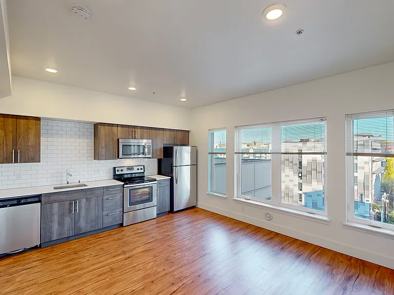 Dunn Motors Apartments — Photo 35