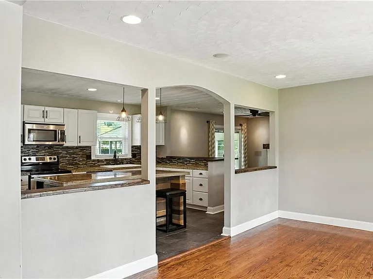 2412 Meiggs Rd — Photo 3