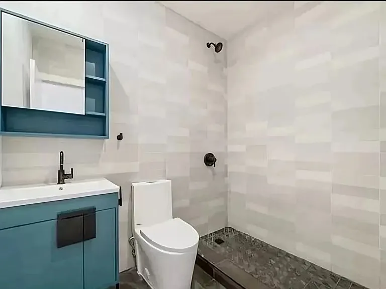 15 Hunterfly Pl #4R — Photo 9