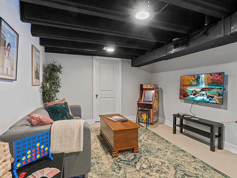 833 Corinthian Ave — Photo 18
