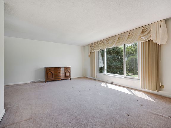 3rd image of 1465 Worden Way