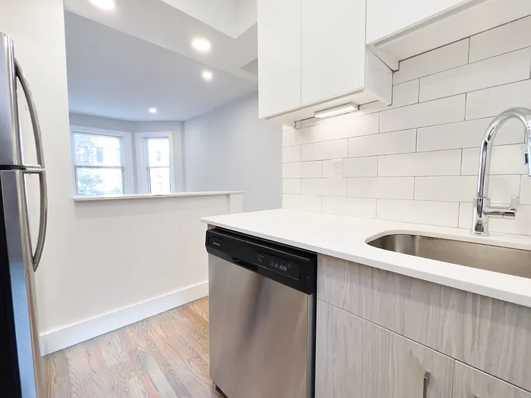 32 Queensberry St #7 — Photo 9
