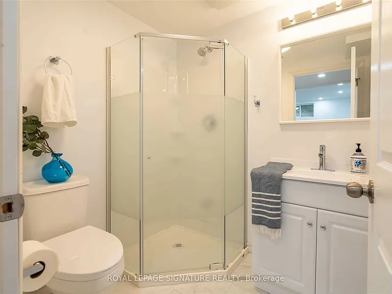 418 Waverly St N — Photo 8