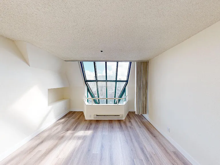 Trinity Towers Apartments — Photo 27