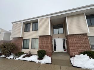 40 Beehunter Ct #D, East Amherst, NY 14051