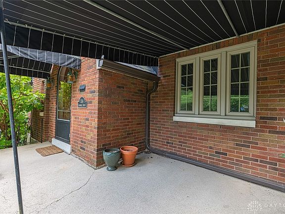 3rd image of 358 Lonsdale Ave