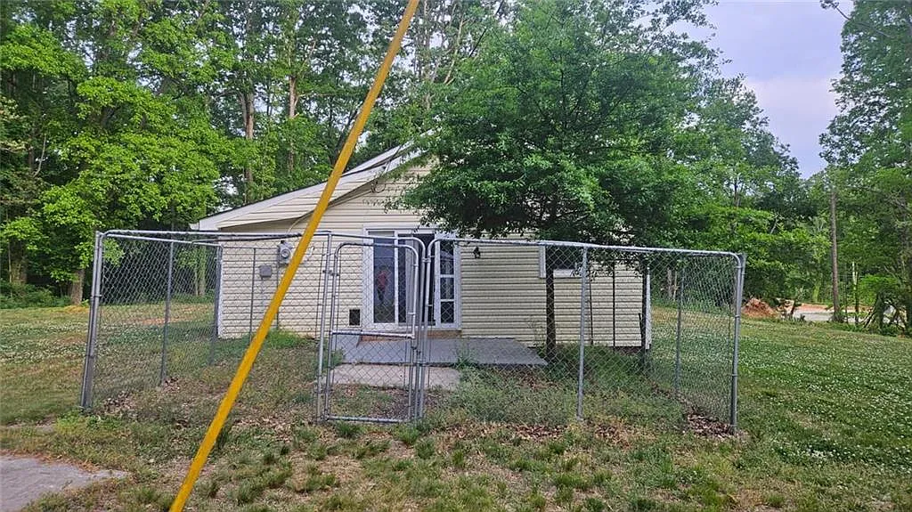 3 bed, 2.0 bath, 1650 sqft, $2,500 — Photo 3