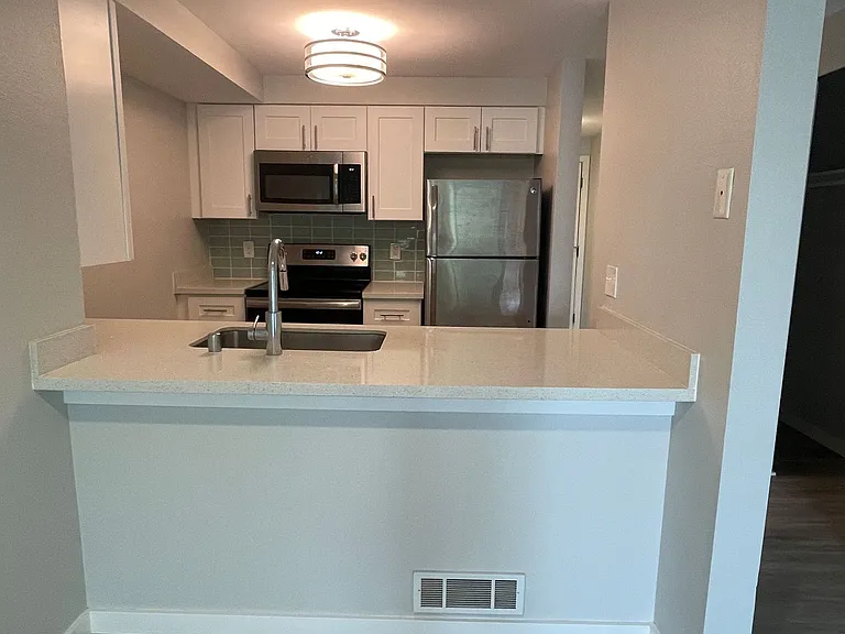 View On California - Spacious with Modern Updates, fireplace (select units) & private balcony | P... — Photo 5