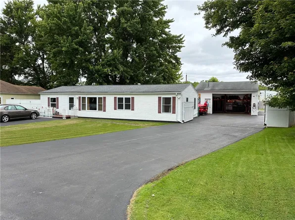 88 Southern Dr, Rochester, NY 14623