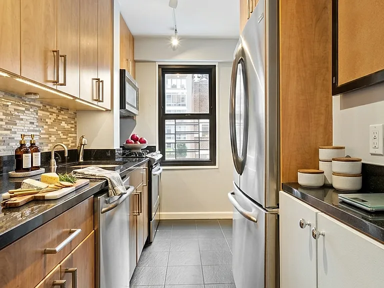 240 E 76th St #10M — Photo 4