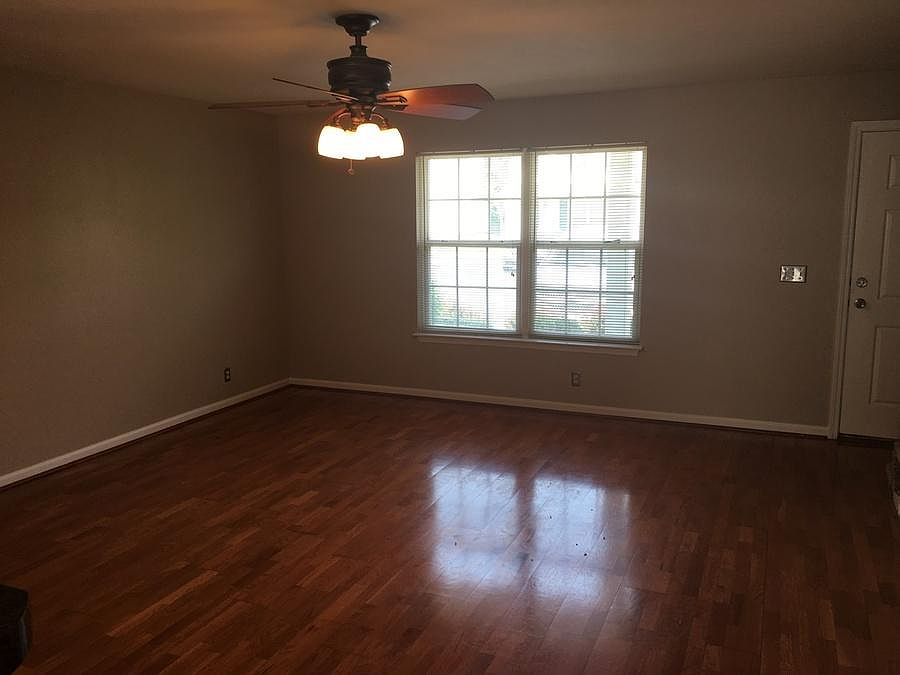 2nd image of 401 Arapaho Dr