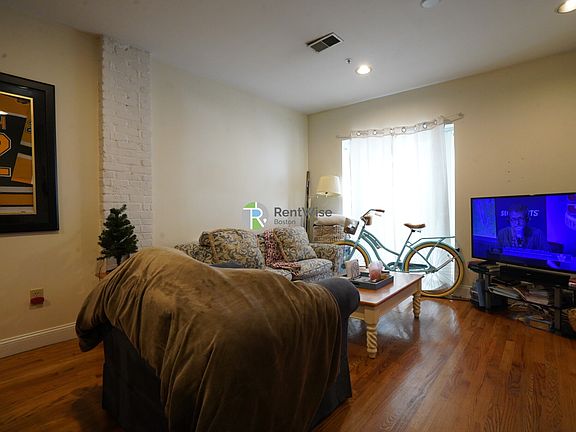 3rd image of 550 E 3rd St #2