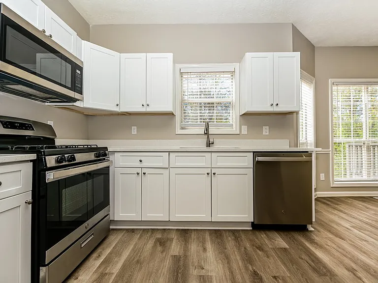 135 Stratmore Pl — Photo 10